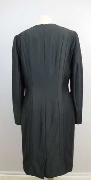 null CELINE

Robe noire en laine mélangée, manches longues, se fermant par un zip...