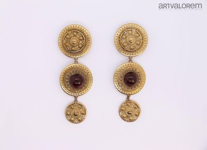 null HENRY Paris

Pair of gilded metal earrings with filigree decoration adorned...