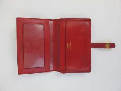 null HERMÈS Paris

Red leather card holder, gold metal paste closure.

11 x 7,5 cm

(Snips...