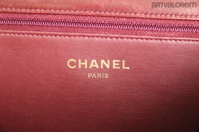 null CHANEL 

Clutch bag with flap in burgundy lambskin, interior in burgundy leatherette...