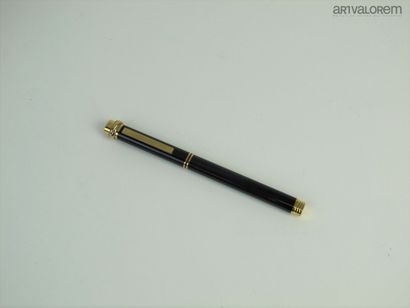 null CARTIER

Rollerball pen model "Must" in black and burgundy lacquer, gold plated...