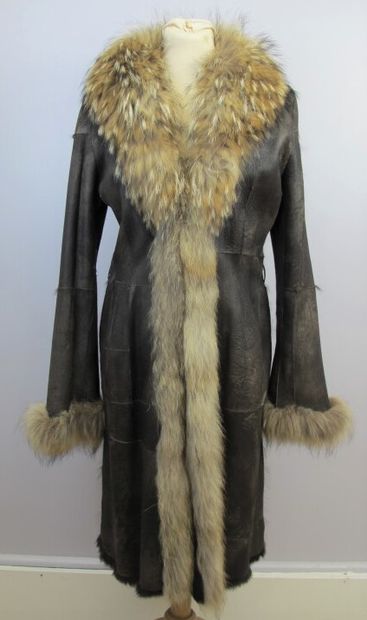 null GIAVANNI

Cowhide coat, fox collar and sleeve, rabbit lining.

Size 3

(As it...