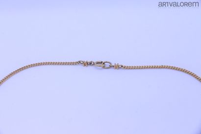 null CHANEL Circa 1980

Deux sautoirs chaîne en métal doré ponctué de perles de verre...