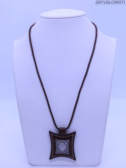 null HERMÈS

Necklace in leather and silver 925°/°°° marked "touareg" collection....
