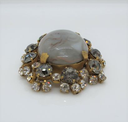 null AD

Gilded metal brooch adorned with a glass cabochon cast in imitation of an...