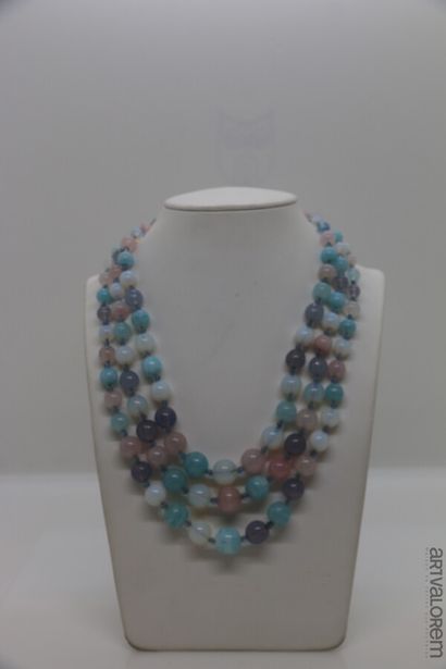 null In the taste of Gripoix around 1930-40

Necklace composed of three rows of blue,...