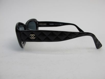 null CHANEL 

Paire de lunettes de soleil.

Dans son étui et sa boite