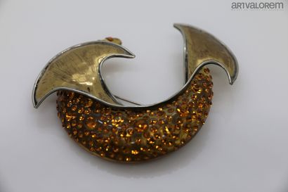 null MANUFACTURING Paris

Gilded metal and resin brooch in the shape of a moon set...