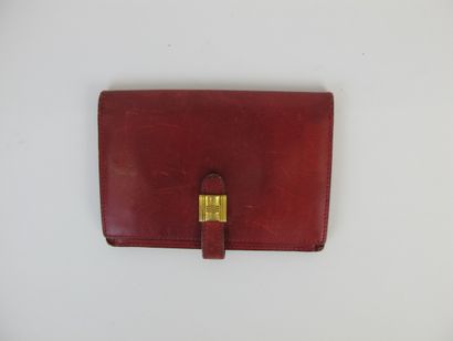 null HERMÈS Paris

Red leather card holder, gold metal paste closure.

11 x 7,5 cm

(Snips...