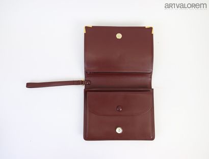 null CARTIER 

Burgundy leather lined hand pouch, retractable strap, snap pocket,...