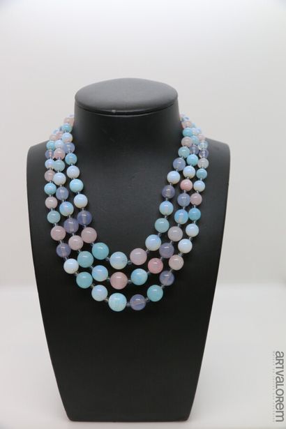 null In the taste of Gripoix around 1930-40

Necklace composed of three rows of blue,...