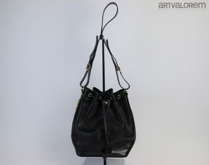 null CELINE

Bucket bag in black grained leather and black box, adjustable shoulder...