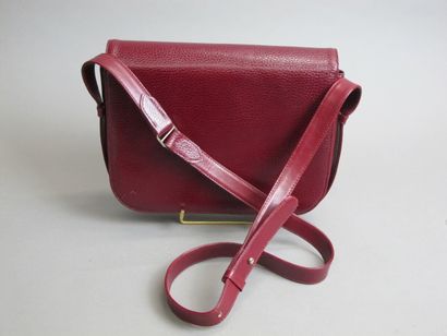 null CARTIER 

Sac besace en cuir bordeaux, modèle "Must", une anse réglable, fermoir...