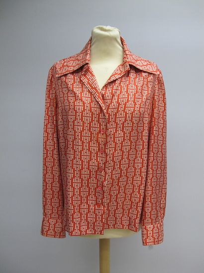 null HERMÈS Paris

Red silk blouse printed with the stylized H of the house of Hermès....