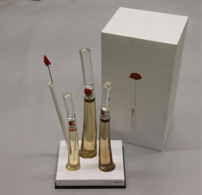 null Kenzo - "Flower"
Coffret grand luxe contenant trois flacons dessinés par Serge...