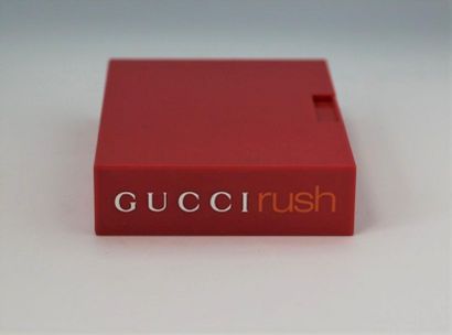null Gucci - "Rush"
Flacon moderniste contenant 75ml d'eau de toilette. 