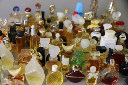null Divers Parfumeurs (années 1990-2000)
Assortiment de 92 diminutifs parfums des...