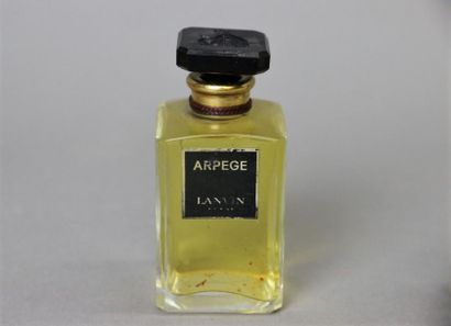 null Divers parfumeurs
Lot comprenant 5 flacons décoratif (factices) "Cabotine" de...