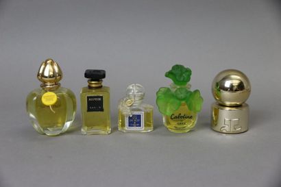 null Divers parfumeurs
Lot comprenant 5 flacons décoratif (factices) "Cabotine" de...