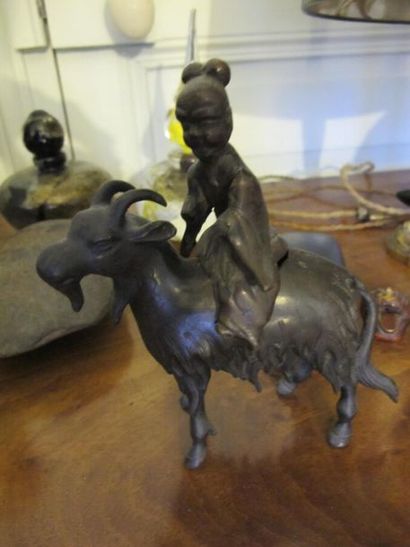null Chine. Immortel sur une chèvre en bronze H. 17 cm, et immortel en pierre noir....