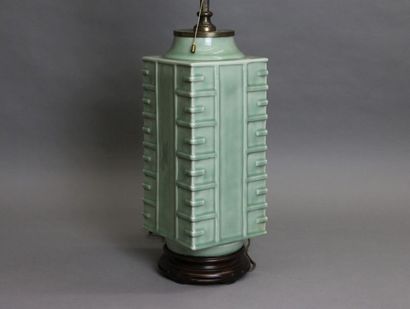 null Quadrangular vase in celadon porcelain. China, 19th century. Height: 39 cm
