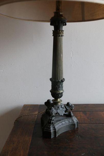 null Flambeau tripode monté en lampe en fonte de fer patiné et laiton. H.41 cm