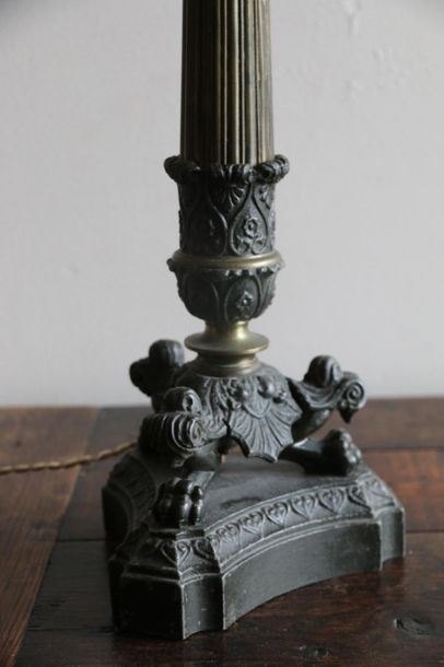 null Flambeau tripode monté en lampe en fonte de fer patiné et laiton. H.41 cm