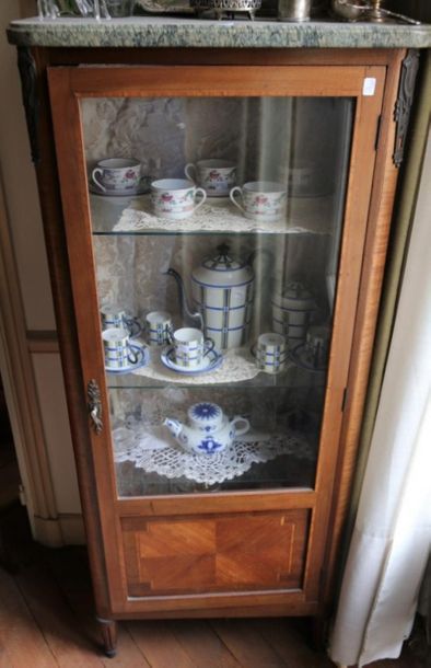 null Vitrine en placage ouvrant par une porte vitrée de style Louis XVI