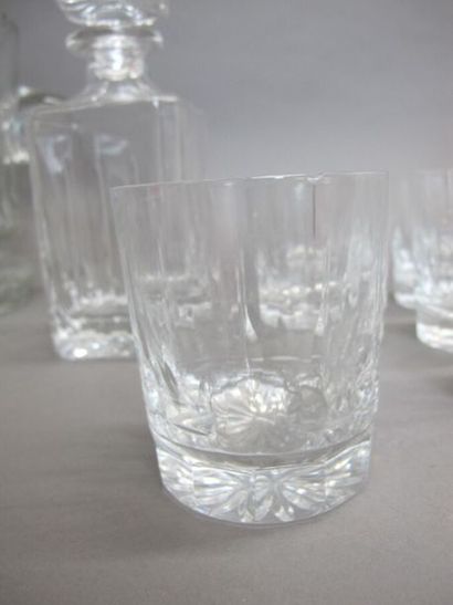 null Service de verres en cristal à décor ciselé de pastilles. comprenant : 10 flutes...