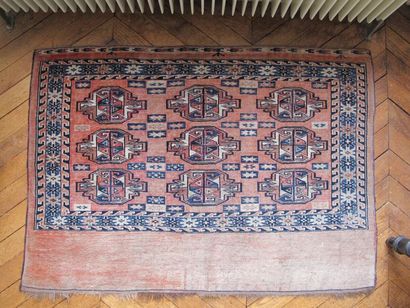 null Selle de chameau en laine et soie à décor de guhls. 77 x 109 cm