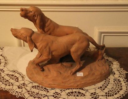 null George Gardet (1863-1939)
Groupe en terre cuite figurant deux chiens de chasse.
H28...