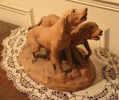 null George Gardet (1863-1939)
Groupe en terre cuite figurant deux chiens de chasse.
H28...