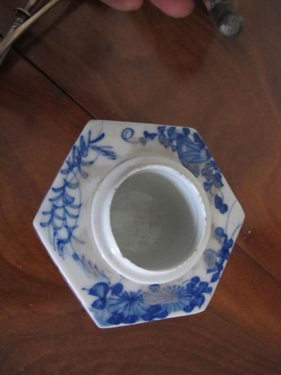 null Chine XXe. Encrier en porcelaine à décor ajouré blanc bleu, couvercle en étain.
On...