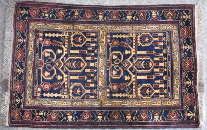 null Tapis de Beloutch, original tapis fond bleu marine à décor de fleurs, symboles...