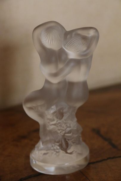 null LALIQUE France. 
Femme et Faune en verre moulé pressé. 
H.14 cm
