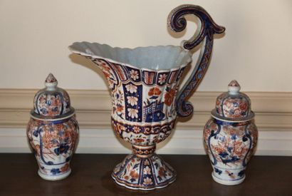 null Deux vases couverts à panses côtelées en porcelaine de Chine à décor Imari ,...