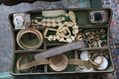 null Ensemble de bijoux fantaisies comprenant des bracelets, montre de poche en acier,...