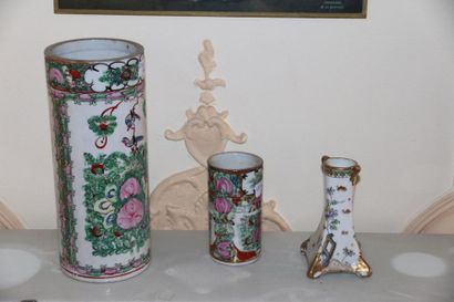 null Deux vases tubulaires et un flacon à long col en porcelaine dans le gout de...