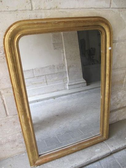 null Miroir en bois doré ciselé de rinceaux. 
120 x 83