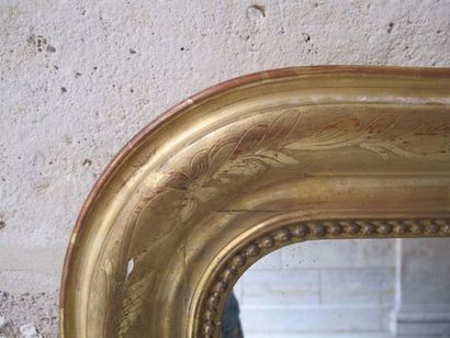 null Miroir en bois doré ciselé de rinceaux. 
120 x 83