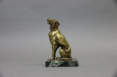 null Chien assis. Groupe en bronze doré, reposant sur base veinée vert.
H.14 cm