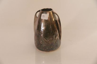 null Vase en métal argenté à deux anses à décor de feuilles de marronnier. 
H.13...