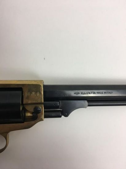 null Revolver à poudre noire calibre 36, 
Carcasse bronze, 
Fabrication contemporaine,...