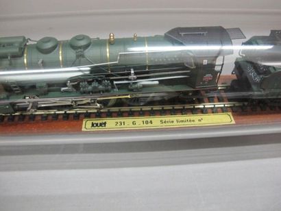 null Club Jouef "Ho"
Presentation on base and tube.
Lot including :
- locomotive...