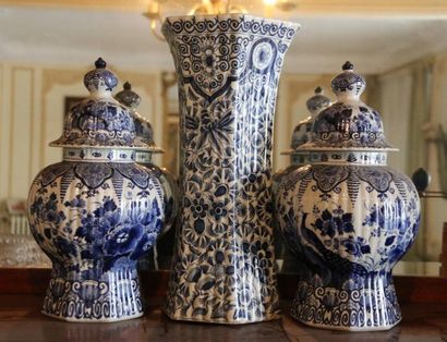 null Paire de vases couverts en faïence à décor blanc bleu, Delft moderne. Un vase...