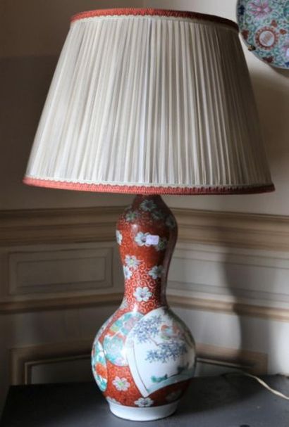 null Vase monté en lampe en forme de coloquinte en porcelaine à décor de chrysanthèmes...