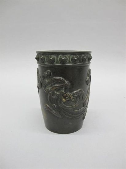 null CHINE. 
Vase en bronze à décor d'un dragon
H. 13,5 cm