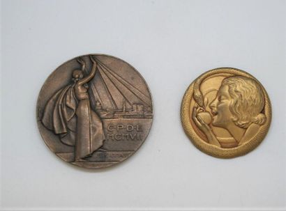 null R. COCHET (1903 - ?)
Broche ronde en métal doré représentant Eve. 
Diam: 5 cm

On...