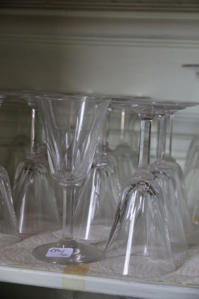 null SAINT LOUIS.
Cut crystal glass service model including: 11 flutes, 10 white...