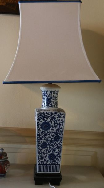 null Chine, vase quadrangulaire en porcelaine à décor blanc, bleu, monté en lampe....